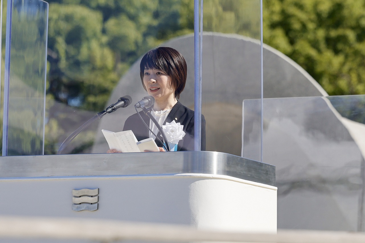 祈念式典知事写真