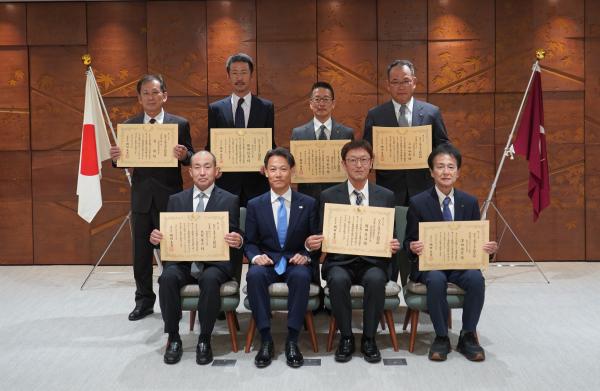 副知事及び令和8年度認定者集合写真