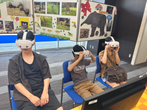 家族で来店された方が、VR体験をしている様子