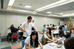 半澤さんからアドバイスを受ける塾生の様子