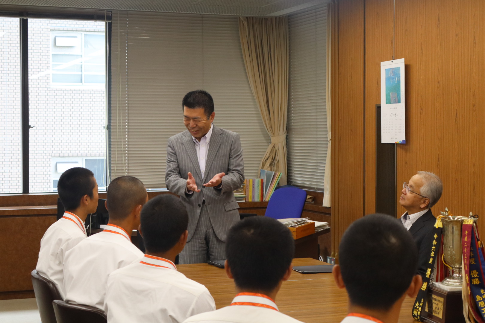 教育長から激励をする様子