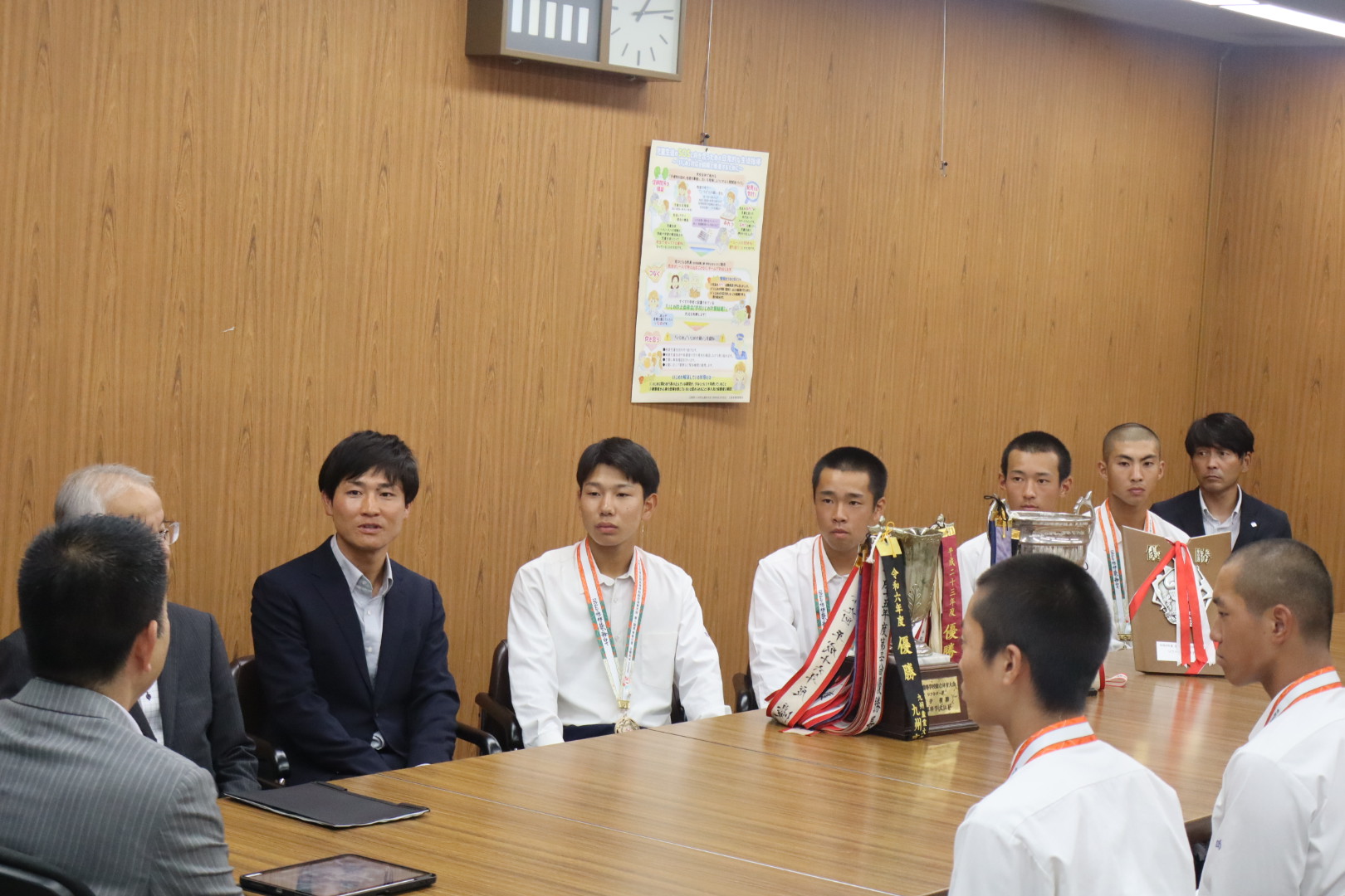 大会結果を報告する様子