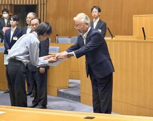議員バッジ授与