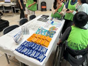 防災ポーチに入れるグッズが展開されている様子