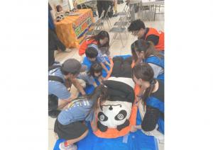 毛布で担架トライアル 写真