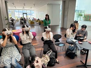 VRを体験している様子と、LINE版マイ・タイムラインを登録している様子