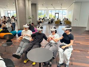 VR映像に驚いている様子