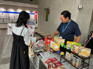 日頃からの備えの重要性について説明している様子
