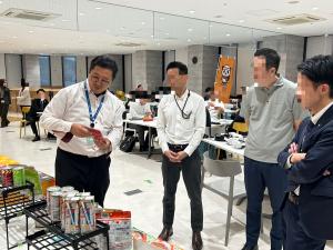 協賛品を紹介している様子