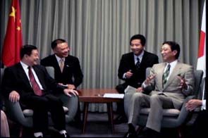 四川省人民政府常務副省長（左）知事表敬の写真