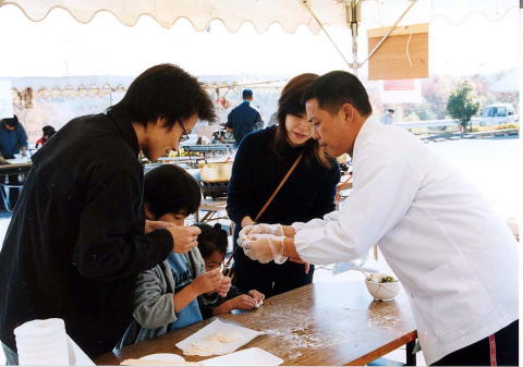 平成14年度農業研修生　農大際での県民交流の写真