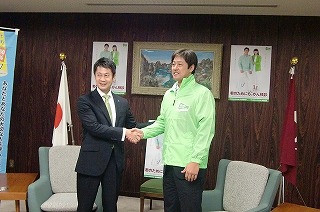 知事と高橋氏の握手