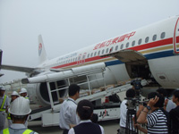6月11日，在广岛及长江塑胶铺布及毛毯装进飞机