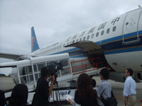 広島空港でテントを航空機に積み込んでいる写真