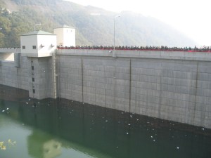 竣工式出席者で水溶性の紙飛行機を飛ばしている画像です