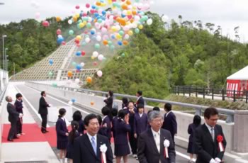 風船を大空に放つ画像です