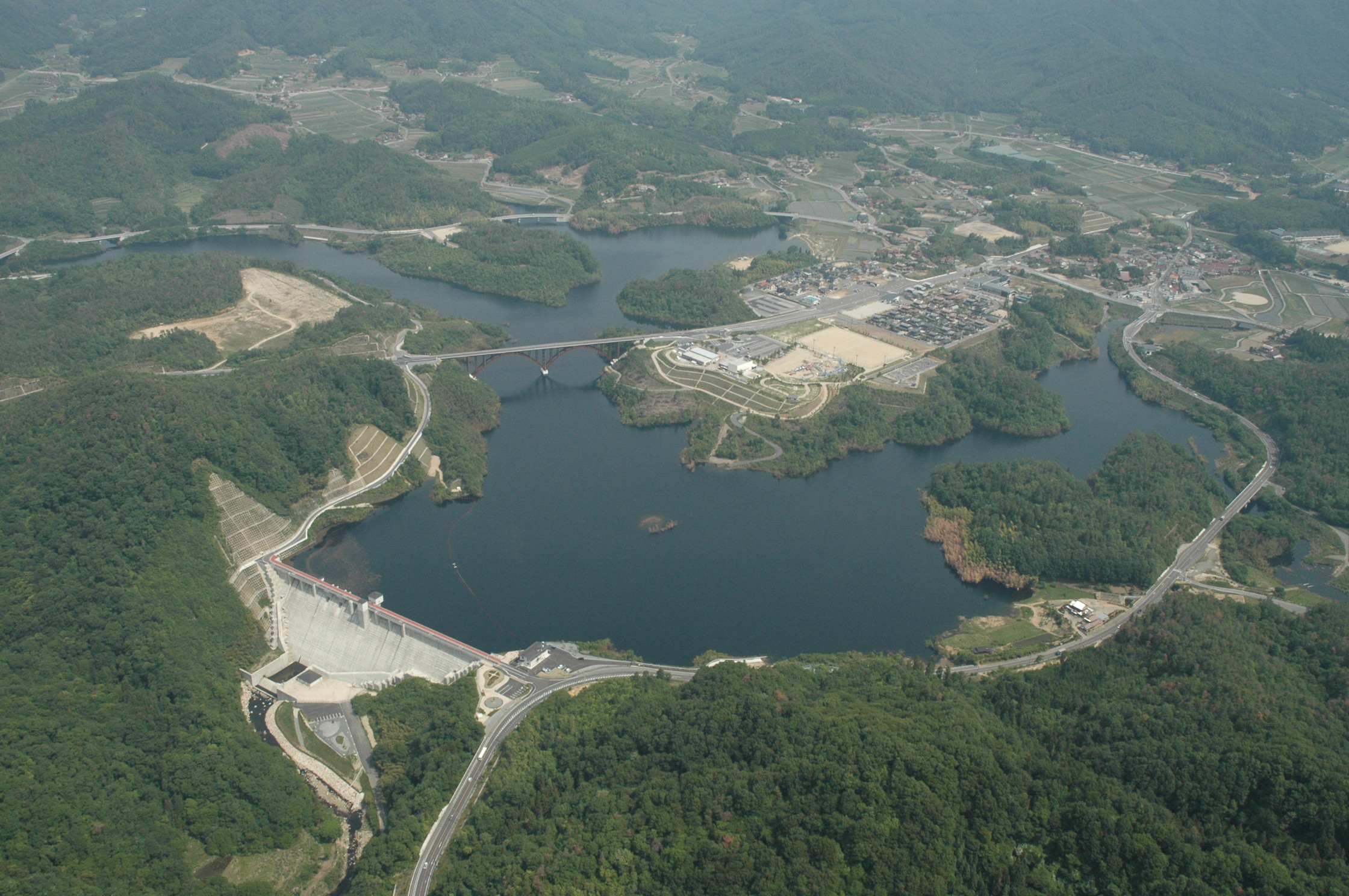 福富ダム及び貯水池全景の航空写真