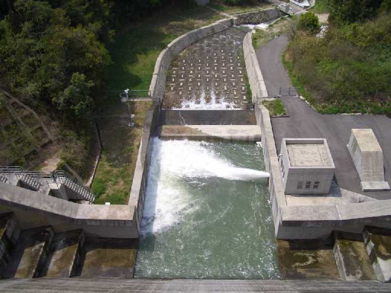 ダム堤体から減勢工を見た写真