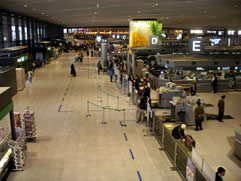 成田空港第一ターミナルビルの床に使用されたニチマンゴムタイルの写真