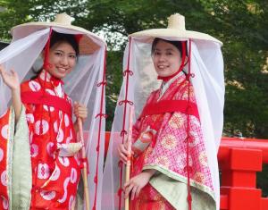 典雅な平安装束を体験いただき,宮島らしい思い出づくりをお手伝いします。