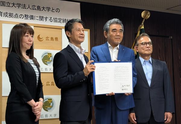 協定締結式写真