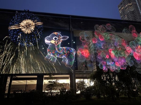 お馬花火も上がる美術館の壁面