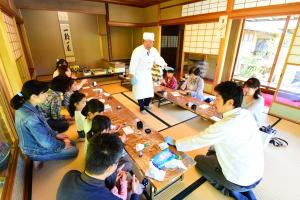 平成29年５月4日，三景園にて，熟練職人による出張和菓子教室を開催し，子ども達に伝統の技を体験してもらいました。