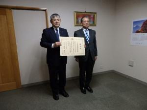 感謝状を掲げる菅野会長（左）と高野局長（右）