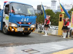 日本自動車連盟広島支部のサービスカー出発中